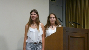 Sara Valls Meseguer y Carmen María Sáez Ibáñez durante la exposición oral del trabajo.